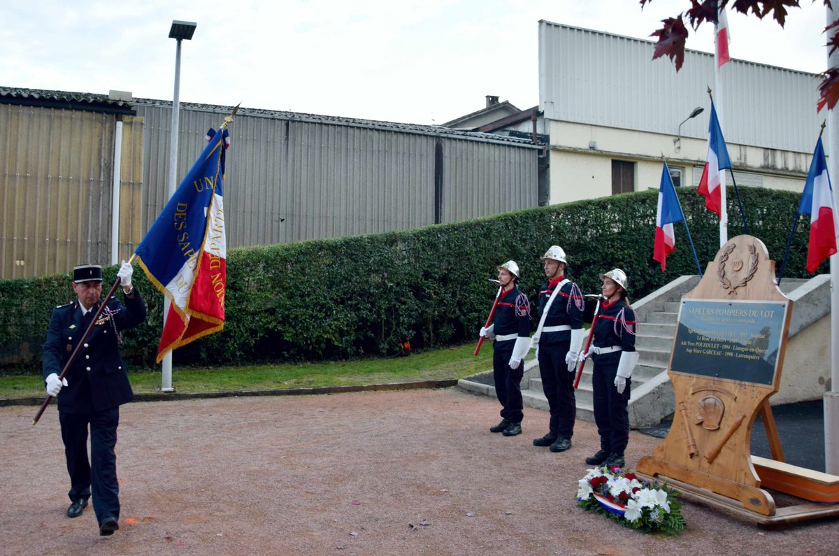 PompiersDuLot's tweet photo. Retour sur la #Cérémonie de passation du drapeau de l'#UDSP46 lors du 52ème congrès des @PompiersDuLot qui s'est déroulé le 15-10 à #BagnacSurCélé. 
@Prefet46 @Huguette_Tiegna @PompiersFR 
 #UDSP46 #URSPMP
https://t.co/qwRmmqEuG7 https://t.co/IrgYggaocn