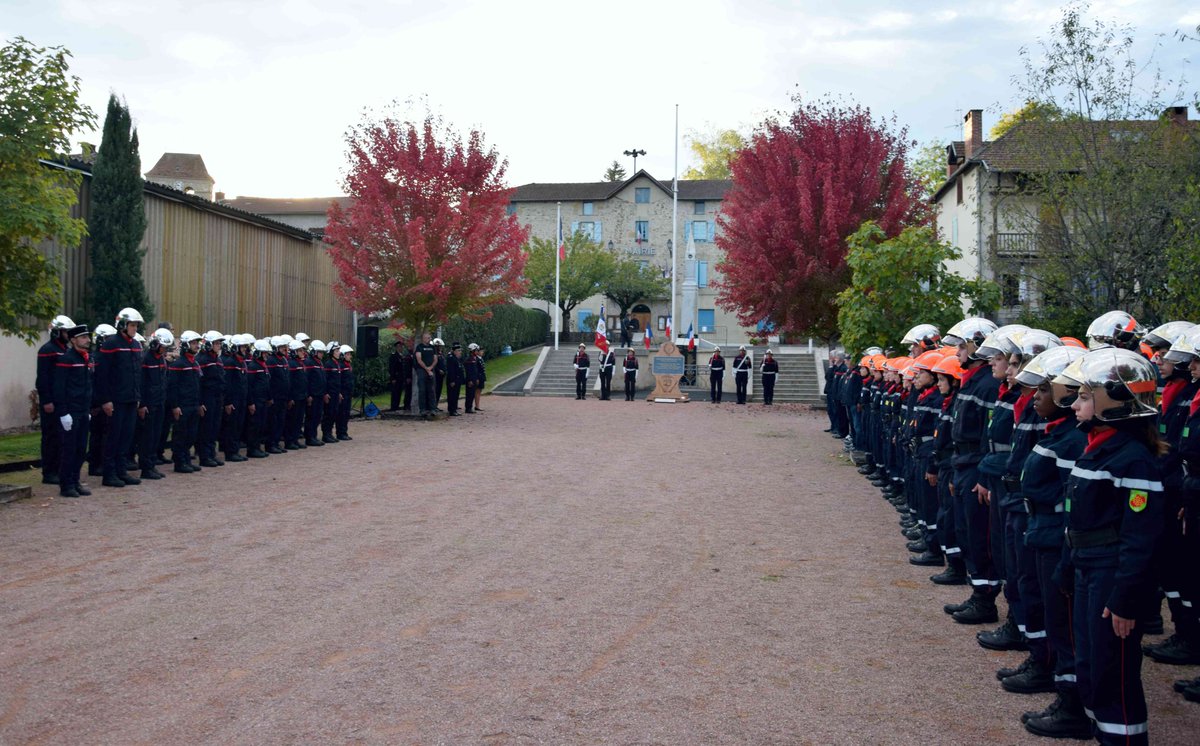 PompiersDuLot's tweet photo. Retour sur la #Cérémonie de passation du drapeau de l'#UDSP46 lors du 52ème congrès des @PompiersDuLot qui s'est déroulé le 15-10 à #BagnacSurCélé. 
@Prefet46 @Huguette_Tiegna @PompiersFR 
 #UDSP46 #URSPMP
https://t.co/qwRmmqEuG7 https://t.co/IrgYggaocn