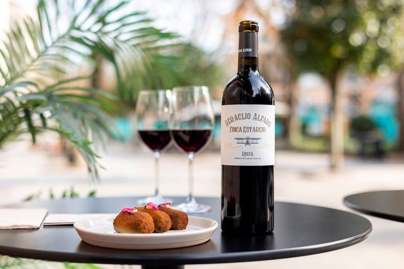 HeraclioAlfaro's tweet photo. Si alguna vez te has preguntado a que sabe este momento... a la felicidad de compartir Heraclio Alfaro #FincaEstarijo. Un #rioja elaborado con #Garnacha, #Tempranillo, #Graciano y #Mazuela que deja la huella de los grandes vinos 🍷
#GrupoTerrasGauda #SomosTerrasGauda #RiojaDOCA https://t.co/91Rxt6sV7m