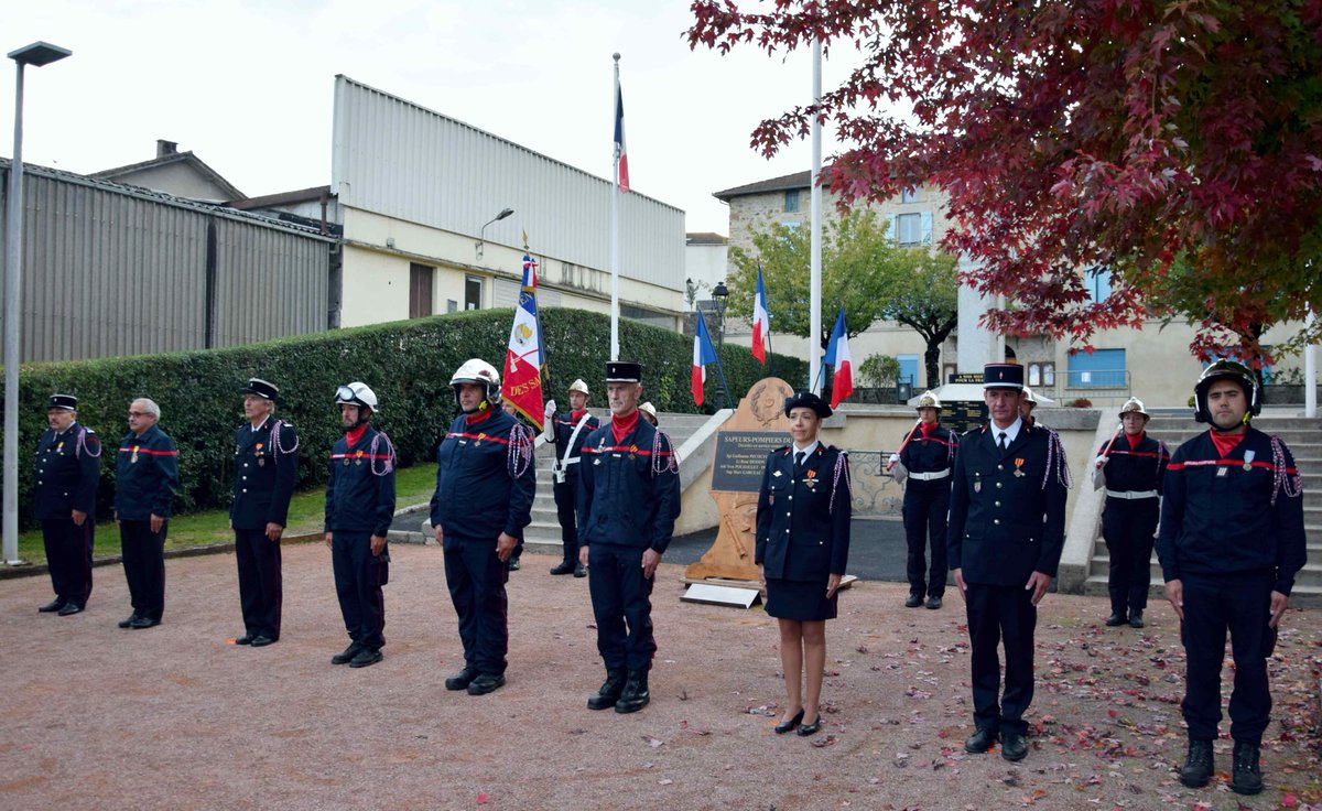 PompiersDuLot's tweet photo. Retour sur la #Cérémonie de passation du drapeau de l'#UDSP46 lors du 52ème congrès des @PompiersDuLot qui s'est déroulé le 15-10 à #BagnacSurCélé. 
@Prefet46 @Huguette_Tiegna @PompiersFR 
 #UDSP46 #URSPMP
https://t.co/qwRmmqEuG7 https://t.co/IrgYggaocn