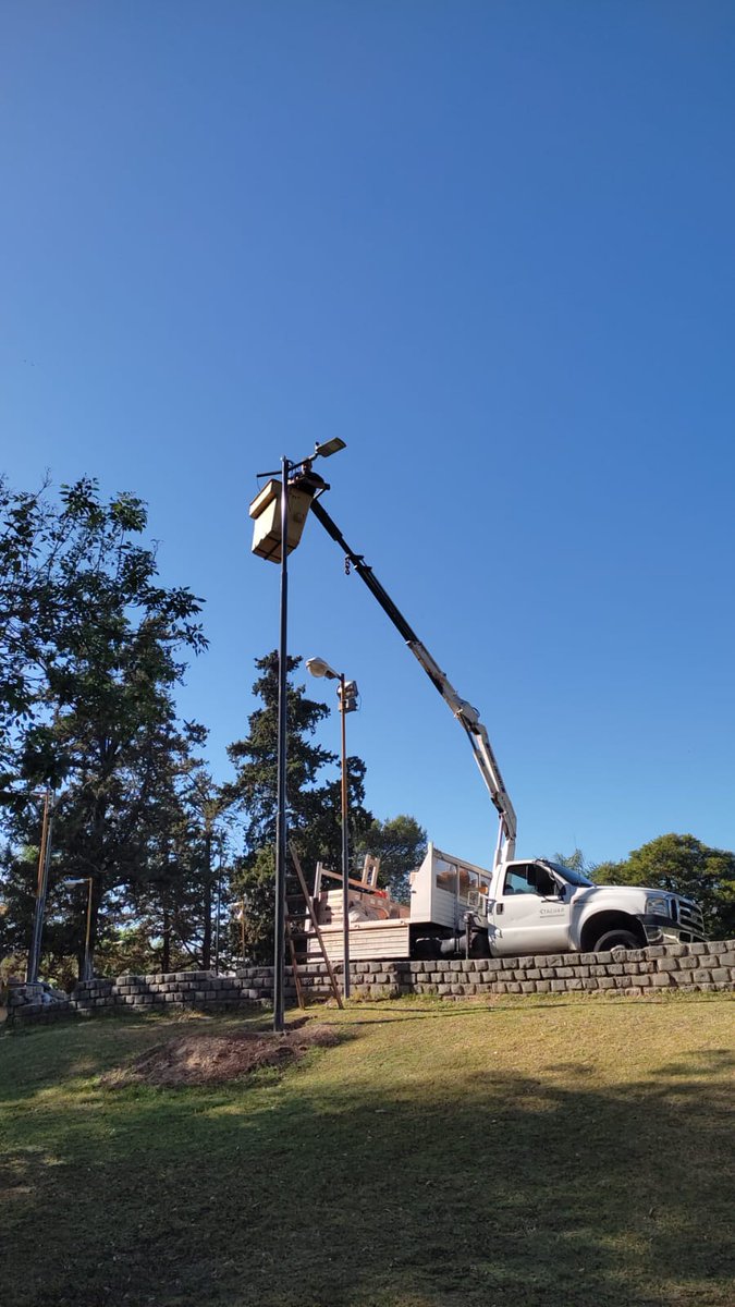 _SantaFeCapital's tweet photo. #Ahora | Estamos avanzando con la colocación de nuevas columnas y luces LED en el #ParqueGaray 💡
👷 Los trabajos se realizan en los alrededores del pileton y el anfiteatro. https://t.co/WZc3sftvcF