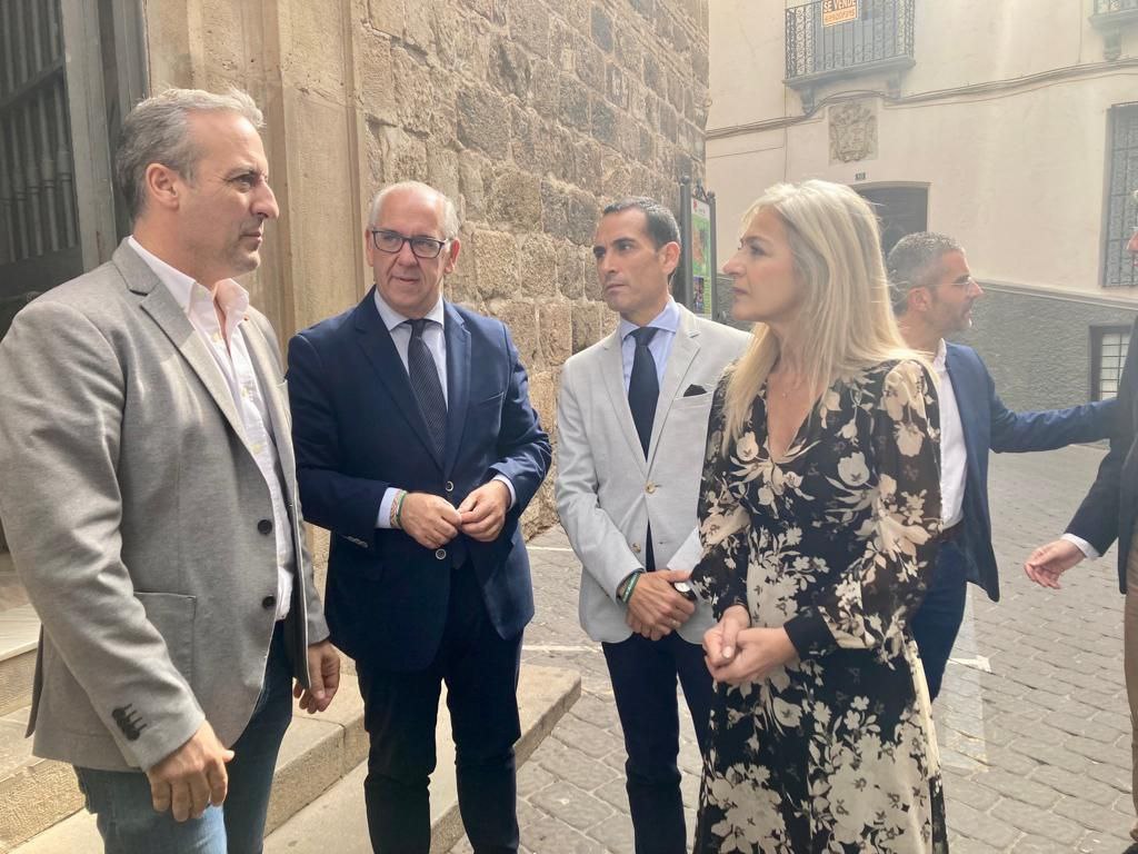 JaenJunta's tweet photo. La consejera de @EducaAnd clausura en Cazorla las jornadas de supervisión y evaluación de #ADIDE.
Le acompaña el delegado del Gobierno, @Jesus_Estrella.
@Patricia_Pozo_ avanza que los inspectores tendrán un papel #preferente en la formación de los nuevos docentes funcionarios. https://t.co/1ZXYGe08yt
