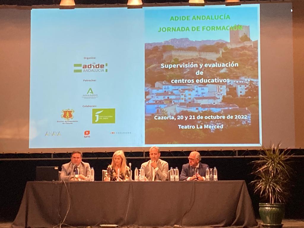 JaenJunta's tweet photo. La consejera de @EducaAnd clausura en Cazorla las jornadas de supervisión y evaluación de #ADIDE.
Le acompaña el delegado del Gobierno, @Jesus_Estrella.
@Patricia_Pozo_ avanza que los inspectores tendrán un papel #preferente en la formación de los nuevos docentes funcionarios. https://t.co/1ZXYGe08yt