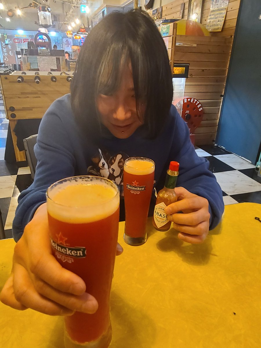 CafebarHybrid's tweet photo. 皆さんこんばんは！カズマです‼️
今日はナリくんがずっと声を大にしておすすめしていた、｢レッドバード｣というカクテルを紹介します😋
ウォッカ、コロナビール、トマトジュースを混ぜて、お好みでタバスコをかけて飲むと最高に美味しいです🍅
当店では1500円で2杯飲めますので気軽にお試しあれ‼️🍻 https://t.co/502sxR9PhB