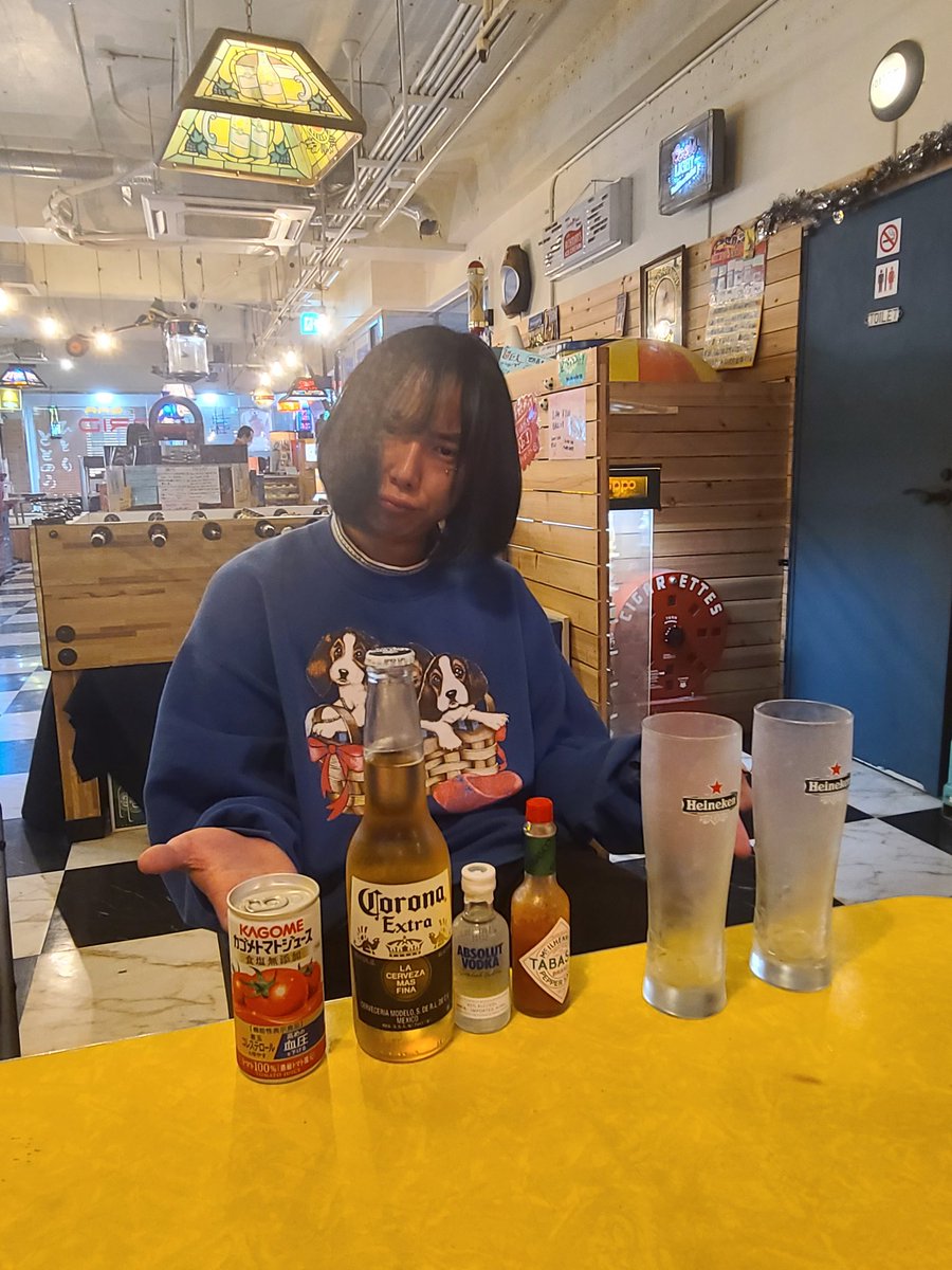 CafebarHybrid's tweet photo. 皆さんこんばんは！カズマです‼️
今日はナリくんがずっと声を大にしておすすめしていた、｢レッドバード｣というカクテルを紹介します😋
ウォッカ、コロナビール、トマトジュースを混ぜて、お好みでタバスコをかけて飲むと最高に美味しいです🍅
当店では1500円で2杯飲めますので気軽にお試しあれ‼️🍻 https://t.co/502sxR9PhB