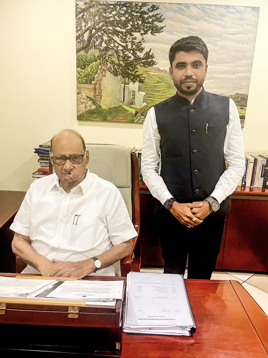 Subhash_Pagare's tweet image. देशाच्या राजकारणातील महत्वाचे आधारस्तंभ आदरणीय शरद पवार साहेबांची दिल्ली येथील त्यांच्या निवासस्थानी दिनांक १८/१०/२०२२ रोजी  भेट घेतली.मुंबई,जामखेड,भूम, पाऊस, तरूणांचे रोजगार,खर्डा किल्ला या विषयांवर सविस्तर चर्चा झाल्या.
@PawarSpeaks 
@AjitPawarSpeaks 
@RRPSpeaks 
@rahulmmote