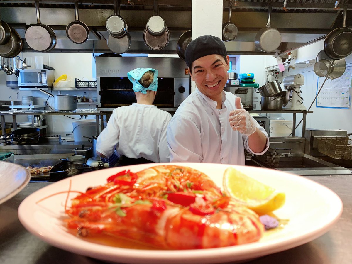BeshoffsofHowth's tweet image. Could our sous chef Roy be more excited it’s Friday?! Pop into the Seafood Bar this weekend 12-5.30pm 😎