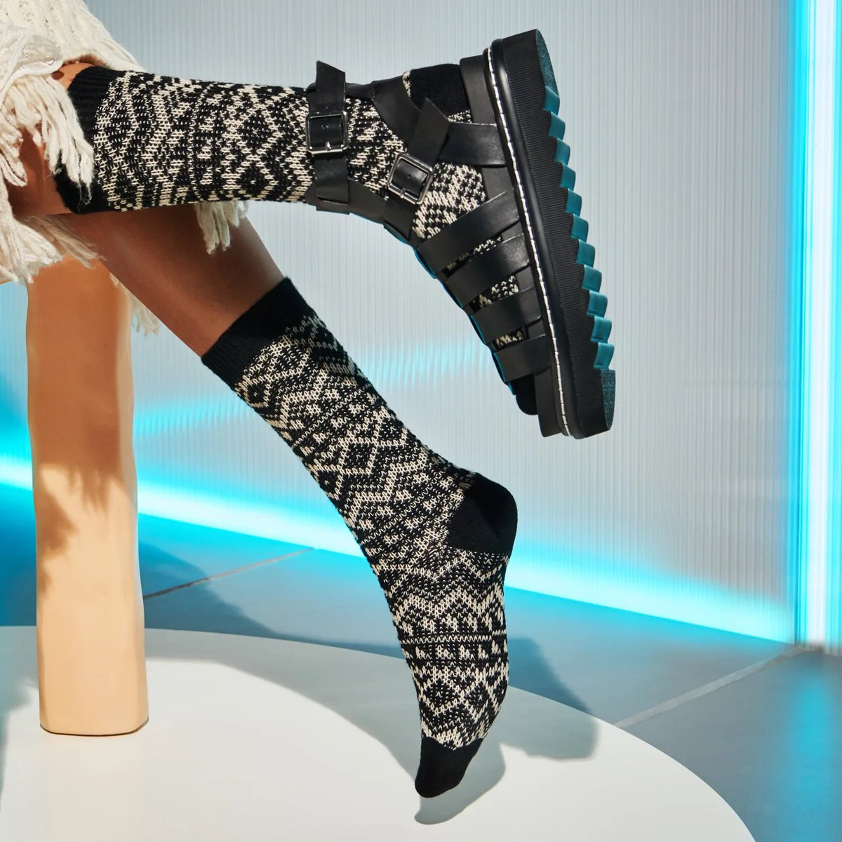 tabio_usa's tweet photo. Back Brushed Merino Wool Crew socks have a wintery pattern, perfect to start to wear on a cold autumn day.
#bestsocks #premiumsocks #sockenvy #sockstagram #socksofinstagram #sockslover #sockscription #styledetails #sockstyle #socksgirl #sockselfie #womensfootwear https://t.co/ch9i3KNntT