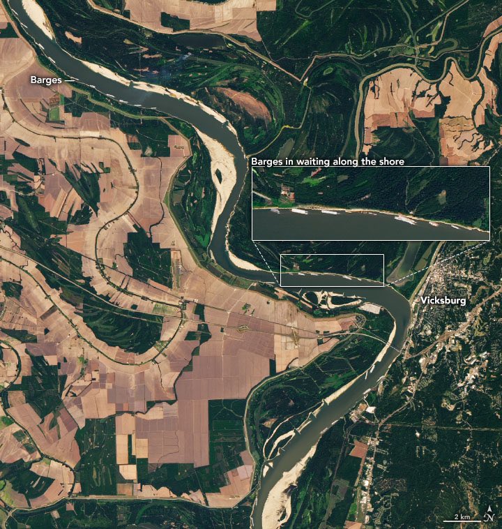 As water levels drop, barges have difficulty making their way on the river.

Landsat imagery near Vicksburg, Mississippi shows several barges in waiting due to grounding and dredging work.

More in <a href="/avoiland/">Adam Voiland</a>’s latest: earthobservatory.nasa.gov/images/150504/…