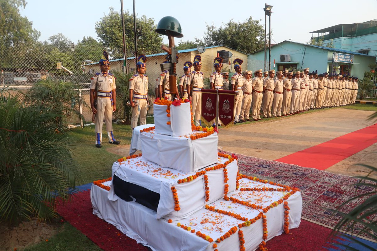 160BNCRPF's tweet photo. On #PoliceCommemorationDay2022 Sh Hariom Khare Comdt 160bn a/w Offrs &amp; other Persl paid tributes to CRPF warriors who laid down their lives at Hotspring on 21oct 1959.Also saluted other Bravehearts who laid down their lives in the line of duty @crpfindia @jammusector @WSCRPF2016 https://t.co/5WEdTShJce