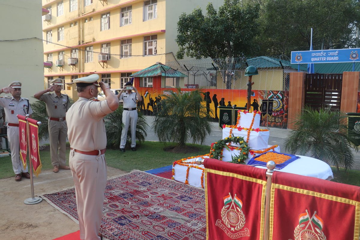 On #PoliceCommemorationDay2022 Sh Hariom Khare Comdt 160bn a/w Offrs &amp; other Persl paid tributes to CRPF warriors who laid down their lives at Hotspring on 21oct 1959.Also saluted other Bravehearts who laid down their lives in the line of duty <a href="/crpfindia/">🇮🇳CRPF🇮🇳</a> <a href="/jammusector/">jammu sector crpf</a> <a href="/WSCRPF2016/">WESTERN SECTOR CRPF</a>