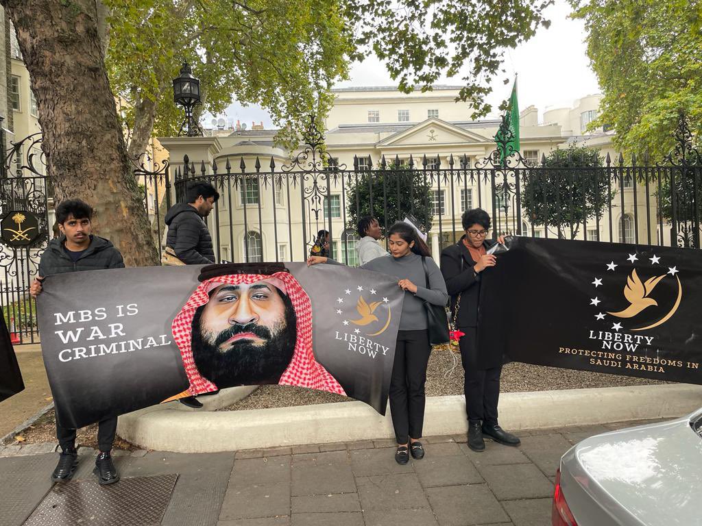 LibertyNowInt's tweet photo. #Now in #London. Our protestors make it clear that will not stop our fighting and resistance to end #Saudi human rights abuses. No more jails and torture  @LinaAlhathloul  @ALQST_ORG@
#StandWithSaudiHeroes @hrw_ar 
#FreeLoujain 
@aalodah @sarahleah1 @mehdirhasan @LinaAlhathloul https://t.co/NuApLtOgm1