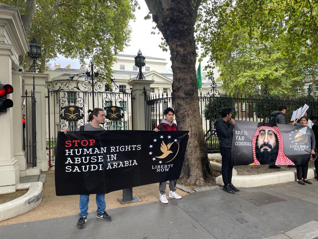 LibertyNowInt's tweet photo. #Now in #London. Our protestors make it clear that will not stop our fighting and resistance to end #Saudi human rights abuses. No more jails and torture  @LinaAlhathloul  @ALQST_ORG@
#StandWithSaudiHeroes @hrw_ar 
#FreeLoujain 
@aalodah @sarahleah1 @mehdirhasan @LinaAlhathloul https://t.co/NuApLtOgm1