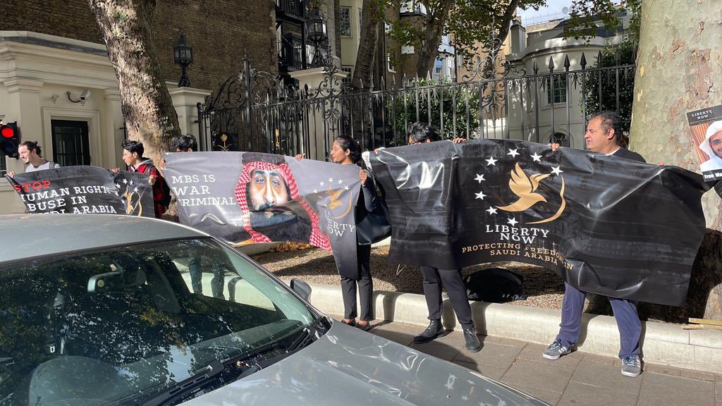 LibertyNowInt's tweet photo. #Now in #London. Our protestors make it clear that will not stop our fighting and resistance to end #Saudi human rights abuses. No more jails and torture  @LinaAlhathloul  @ALQST_ORG@
#StandWithSaudiHeroes @hrw_ar 
#FreeLoujain 
@aalodah @sarahleah1 @mehdirhasan @LinaAlhathloul https://t.co/NuApLtOgm1