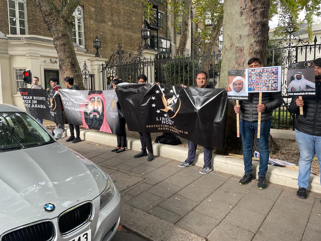 LibertyNowInt's tweet photo. #Now in #London. Our protestors make it clear that will not stop our fighting and resistance to end #Saudi human rights abuses. No more jails and torture  @LinaAlhathloul  @ALQST_ORG@
#StandWithSaudiHeroes @hrw_ar 
#FreeLoujain 
@aalodah @sarahleah1 @mehdirhasan @LinaAlhathloul https://t.co/NuApLtOgm1
