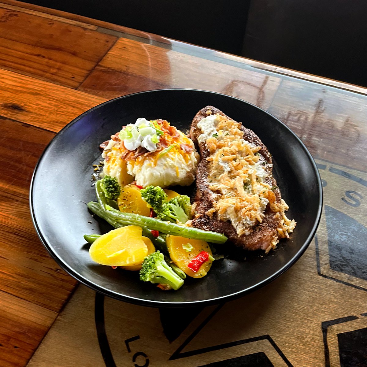 silverstarbarwa's tweet photo. Friday Special at the Star! π₯©
Blackened ribeye with a blue cheese sauce and fried onions. Served with steamed veggies and choice of potato (available after 4PM) #silverstar #longviewa #steak #dinner #specials #ribeye https://t.co/zw84vvpNwa