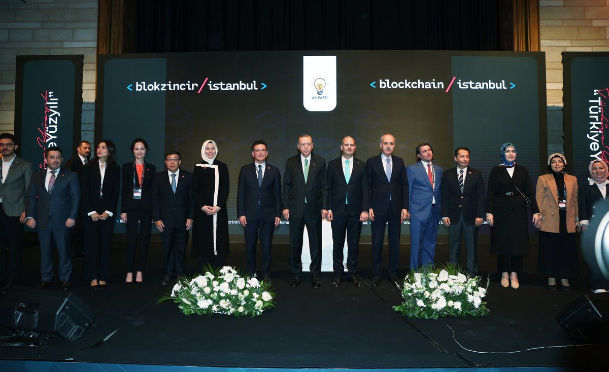 Bugün gerçekleştirdiğimiz, uluslararası katılımcıları kamu ve özel sektörümüzün önde gelen temsilcileriyle buluşturan Blokzincir İstanbul etkinliğinin hayırlı olmasını diliyorum. Her alanda olduğu gibi ülkemizin dijital dönüşümünün altında da inşallah AK Parti imzası olacaktır.