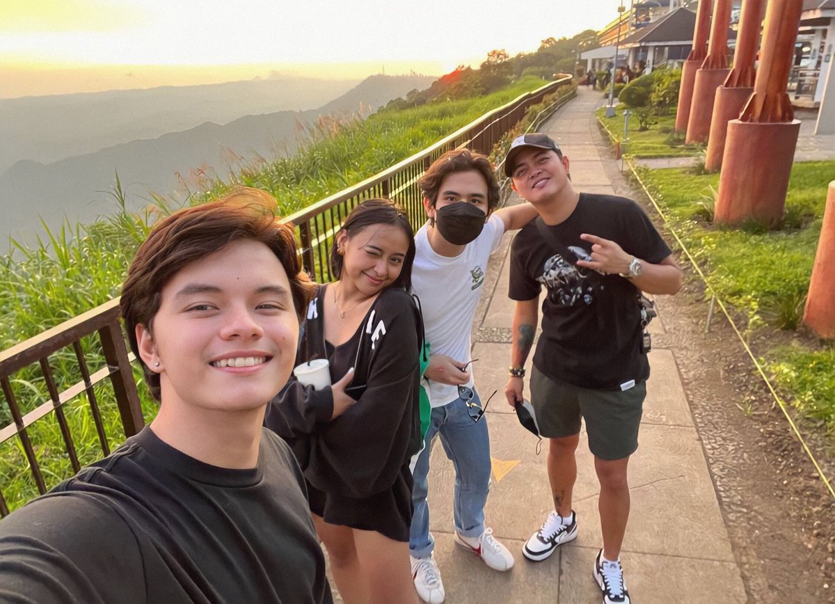 teamashtonofc's tweet photo. tagaytay with gabbluke and kuya mark 🫶🏼

#AshtonSalvador https://t.co/U7kNtdqBWJ