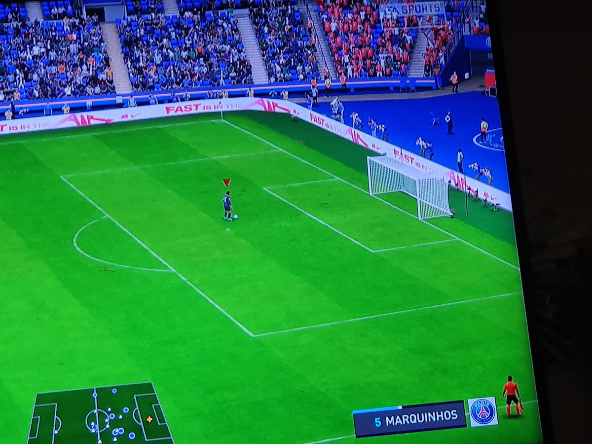 SOunalli's tweet photo. @EA_FIFA_France c'est quoi ce délire à plusieurs reprises je me retrouve sans mon gardien 
un bug très majeur à corriger ASAP https://t.co/2CZRkXFQD1