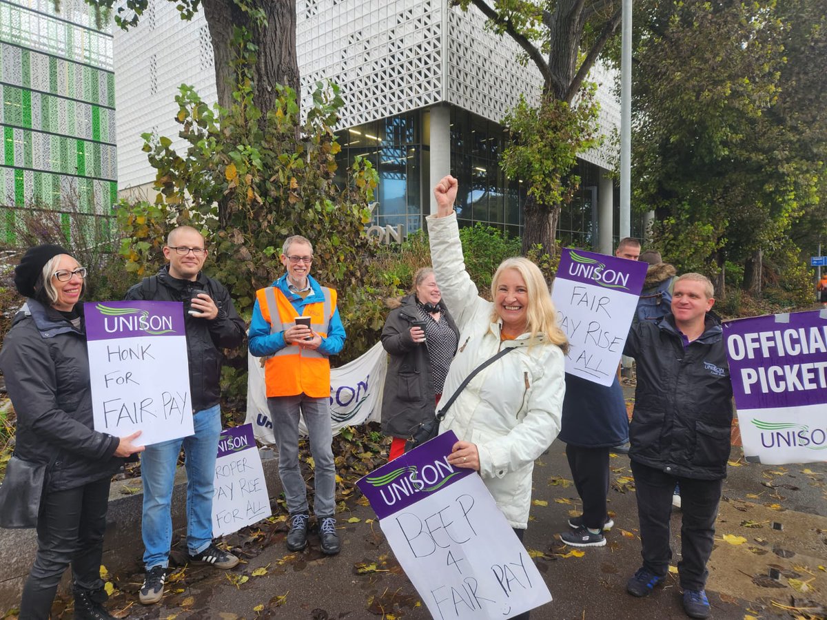 UniBtonUnison's tweet photo. Thanks to all our members for supporting three days of strike action. The weather could have been better, but we're determined to campaign for a better deal after all we've been offered is a massive real-terms pay cut. Solidarity with all working people fighting for more! https://t.co/ptZB1IHNho