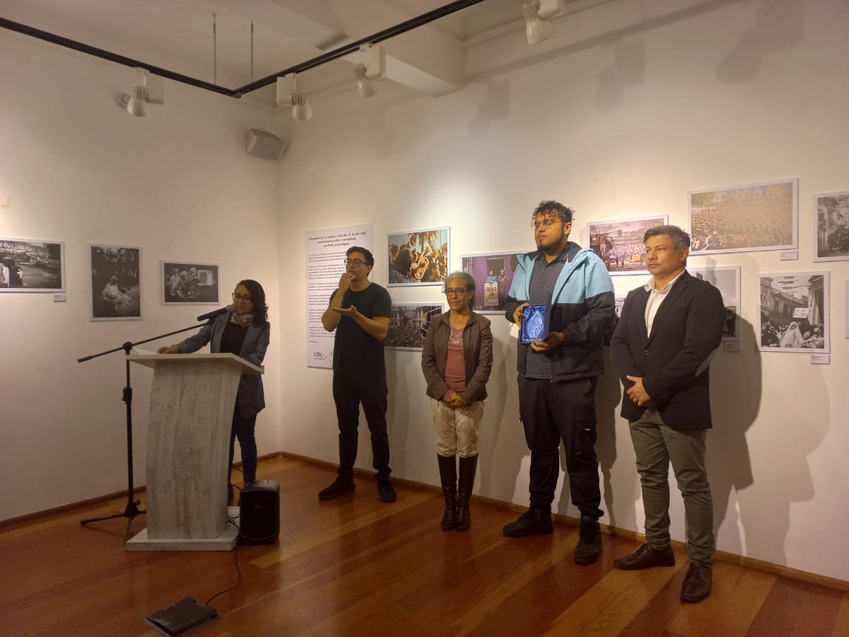 El miércoles 19 de octubre estuvimos n la ceremonia d inauguración d la muestra, "Tu fotografía por la memoria, a 3 años de la crisis social: manifestaciones pacíficas y vulneraciones a los DDHH", del @indhchile  ¡Muchas gracias x la invitación! 🙌