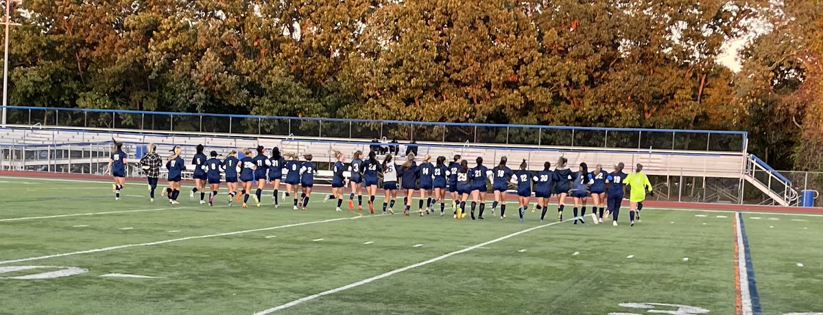 mfreiberg34's tweet photo. @SCSD_HSW #HSWBulls Varsity Girls Soccer Senior Night! Girls win 6-0 over Copiague. #SmithtownPride https://t.co/nyzGgVqBOC