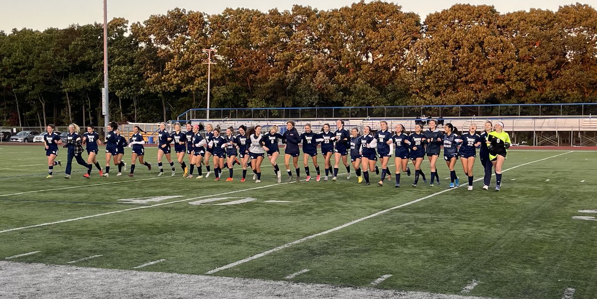 mfreiberg34's tweet photo. @SCSD_HSW #HSWBulls Varsity Girls Soccer Senior Night! Girls win 6-0 over Copiague. #SmithtownPride https://t.co/nyzGgVqBOC