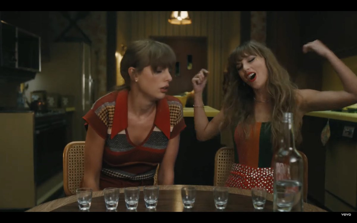 ThaiTaylorSwift's tweet photo. เเกงค์นี้เค้ากินเเต่เหล้านะคะ 
( Music Video )  Anti-Hero ปล่อยเเล้วไปชมกันไ้ด้เลย 
#TSmidnighTS #TaylorSwift https://t.co/1rumRaXmEE