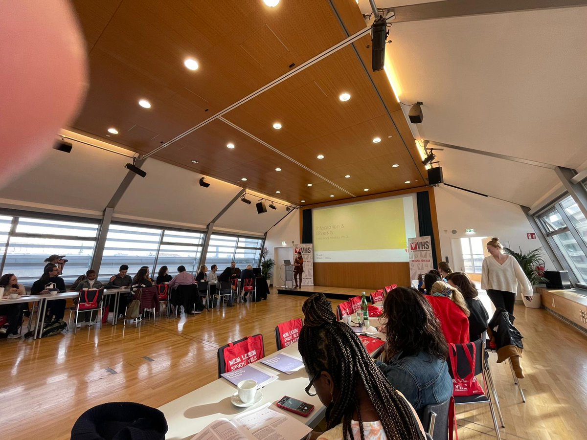 ActionLabNY's tweet photo. Started this morning at an adult education center, referred to as "the university of the people" where @LeilaHadjAbdou shared information about migration & refugees in Vienna.
Vienna has a higher % of migrants and refugees than NYC. #socialhousing #Vienna Lessons #wheninwien https://t.co/GswixlTRMv