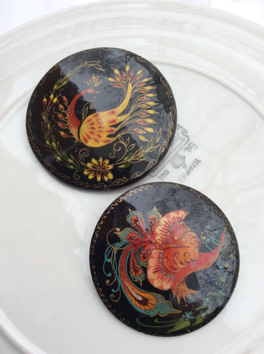 GothicGlass's tweet photo. Excited to share the latest addition to my #etsy #etsyjewelry #etsycanada shop: #Vintagebrooches #BlackLacquerBrooch #handpaintedbrooch #RussianArtjewelry #exoticbird #lacquerbrooch #FreeShippingSale #Canada #CrowVanity #black #christmas #midcentury 🇨🇦 https://t.co/G4ZvyHDI6a https://t.co/6X6BQrYMTg