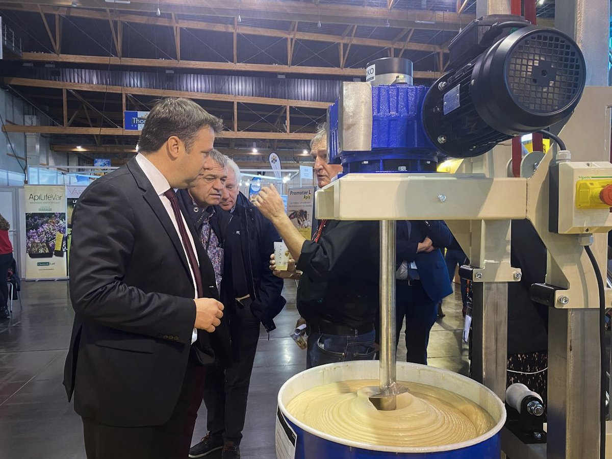 Je suis ce matin à Quimper au Congrès européen de l'#apiculture. Les abeilles sont cruciales à la vie. Nous travaillons à la <a href="/regionbretagne/">Région Bretagne</a> sur un plan #abeilles pour développer la filière miel de Bretagne et regagner en biodiversité.

La <a href="/regionbretagne/">Région Bretagne</a> agit déjà ⬇️ 1/3