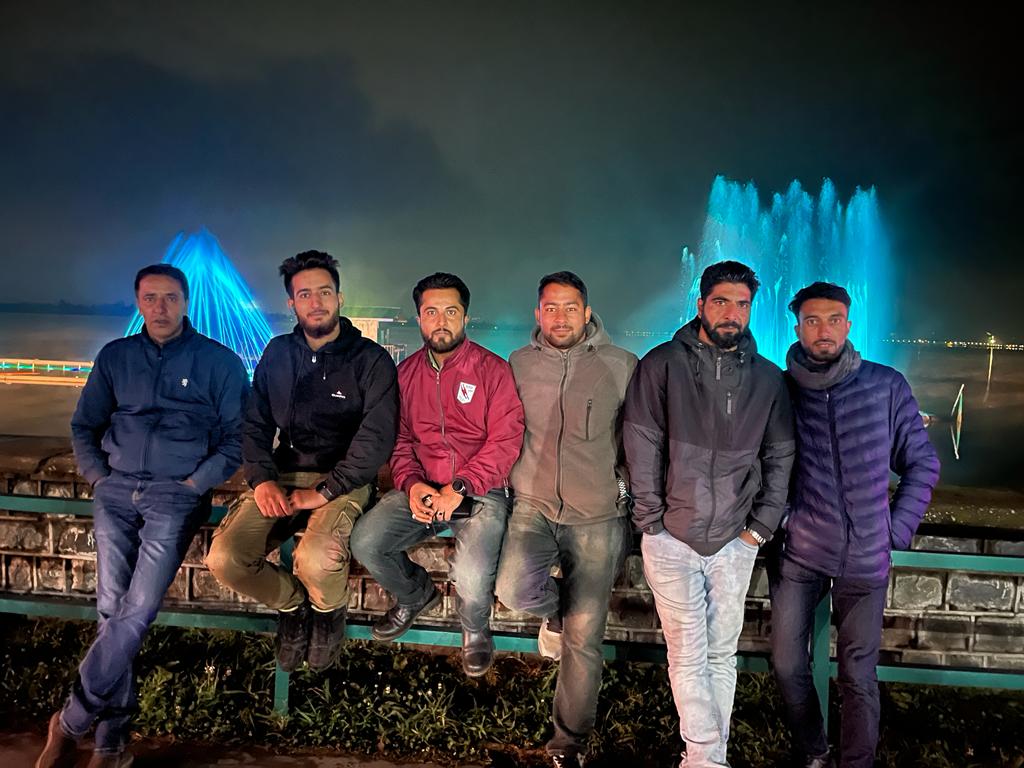 LoluJunaid's tweet photo. Learning a Lot, Gaining A Field in your company..

With My Mentors @irfanquraishi85 
@dineshgautam1 @MehrajAhmadS
 During #Special Show #Diwali #Dallake #Laserpoint #TV9Bharatvarsh #Tv9team https://t.co/82qH2Z54NI