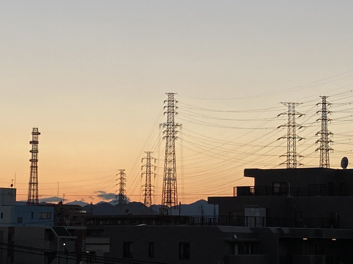 hirtejac0164's tweet photo. 計算上の日の入時刻、太陽の方角
とにかく今日も空には雲ひとつなかった https://t.co/2v061kz2h2