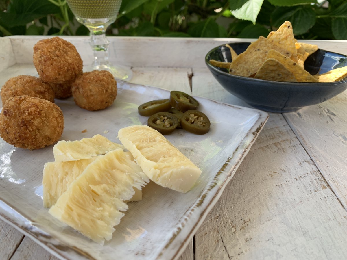 PepeandCro's tweet photo. Si te dicen 'croquetas de queso', ¿qué sabor te viene a la cabeza?A nostros CABRALES, GAMONEU, PROVOLONE, BRIE, CHEDDAR, GORGONZOLA...  Y es que tenemos ya 6 croquetas queseras, pero podrían ser muuuuchas más. ¡Que vicio!

#croquetasgourmet #croquetasadomicilio https://t.co/EAU7qMKRb6