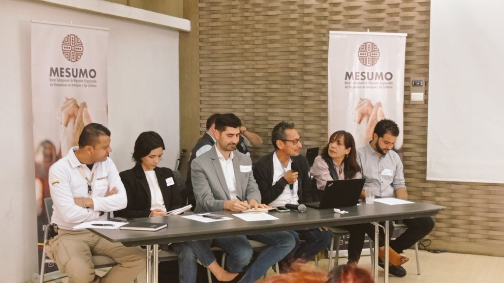 mesumocolombia's tweet photo. A casa llena se llevó a cabo el foro Cómo va la política pública de migración en el Plan de Desarrollo Nacional en #Medellin. La propuesta construida se presentará en los diálogos vinculantes este 27 de octubre. Más de 100 personas participaron. #somosmesumo https://t.co/5TWvwhwmEG