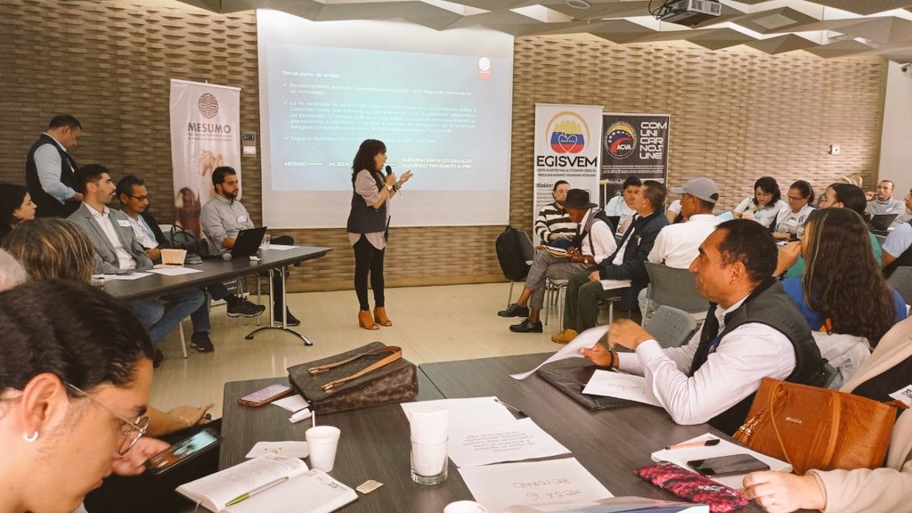 mesumocolombia's tweet photo. A casa llena se llevó a cabo el foro Cómo va la política pública de migración en el Plan de Desarrollo Nacional en #Medellin. La propuesta construida se presentará en los diálogos vinculantes este 27 de octubre. Más de 100 personas participaron. #somosmesumo https://t.co/5TWvwhwmEG