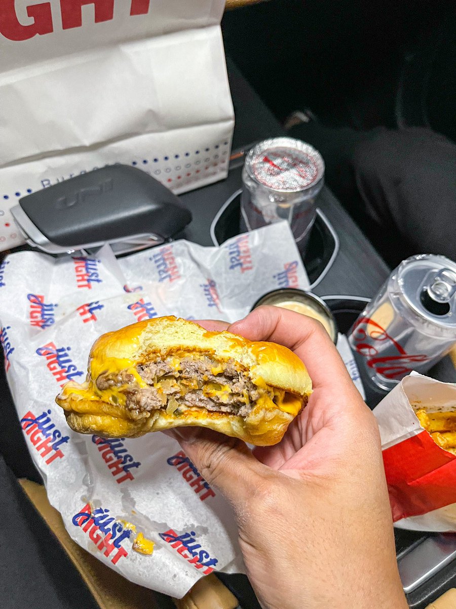 عندهم تشيز برجر ولا غلطة 😍👌🏻 وب٢١ ريال الدبل وعندهم بطاطس مبهر لذيذ وصوص