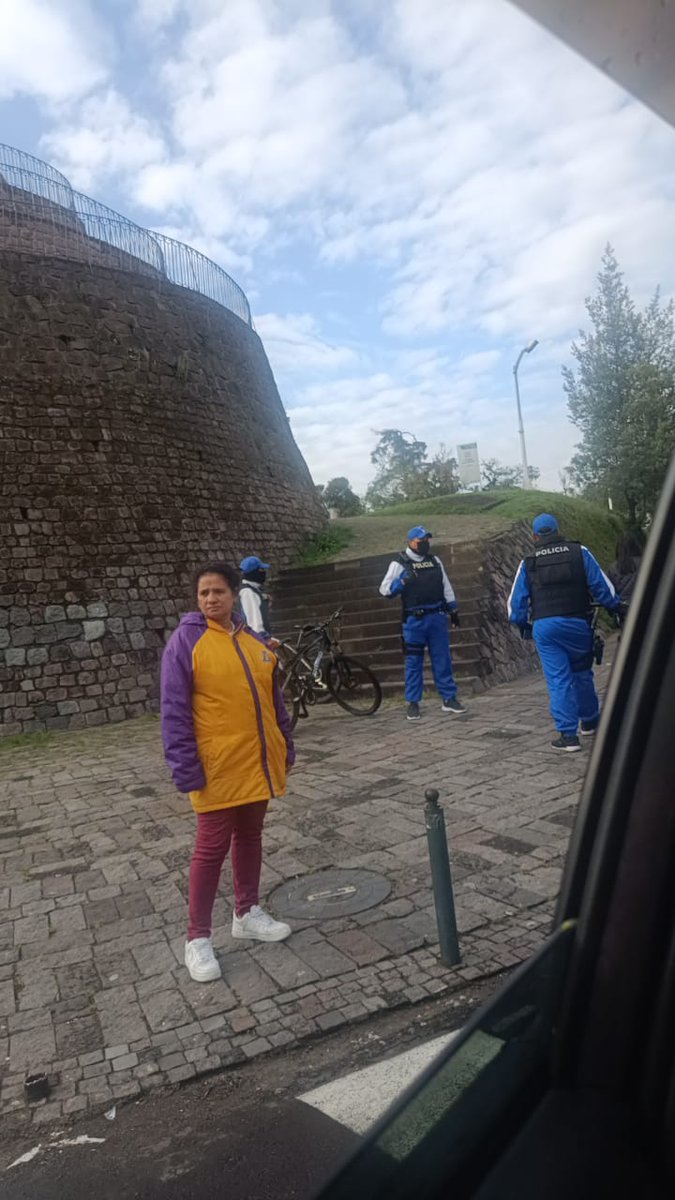 AbJesusLopez's tweet photo. #AHORA | Pasaron de las amenazas a los hechos. Mientras me trasladaba a mi trabajo, un motociclista rompió el vidrio de mi vehículo. Pedí ayuda a policías del sector me indicaron que no pueden hacer nada. Entiendan, no nos van a amedrentar en el Femicidio de #MariaBelenBernal https://t.co/RavruxnupG