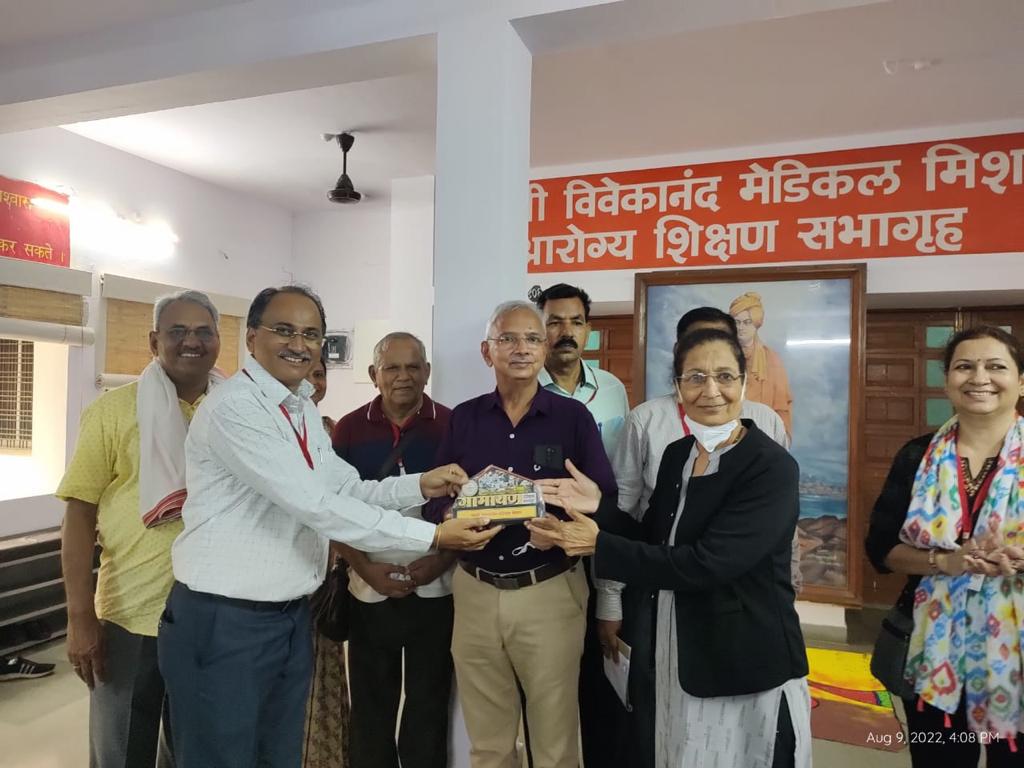 Gramayan team visited SVMM under their prakalp darshan abhiyan. Shri Milind Girhipunje presented memento to Shri Ulhas Bujone Secretary SVMM.