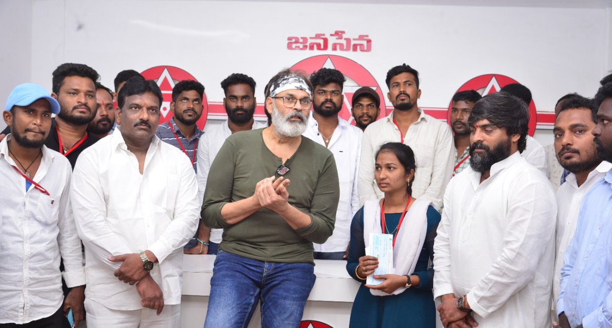 JanaSenaParty's tweet photo. కార్యకర్తల పట్ల ముందు చూపు ఉన్న గొప్ప నాయకుడు శ్రీ @PawanKalyan గారు https://t.co/FfENQBCwZY