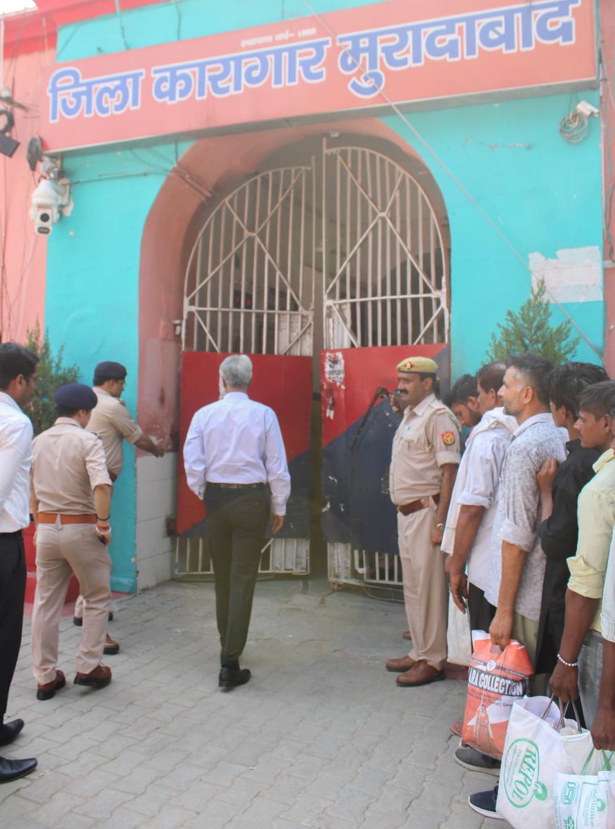 वरिष्ठ पुलिस अधीक्षक के साथ संयुक्त रूप से जिला कारागार मुरादाबाद का निरीक्षण किया एवं कैदियों से मिलने आए लोगों से वार्ता की गई।
<a href="/CMOfficeUP/">CM Office, GoUP</a> <a href="/UPGovt/">Government of UP</a> <a href="/ChiefSecyUP/">S.P. Goyal, Chief Secretary, GoUP</a> <a href="/InfoDeptUP/">Information and Public Relations Department, UP</a>