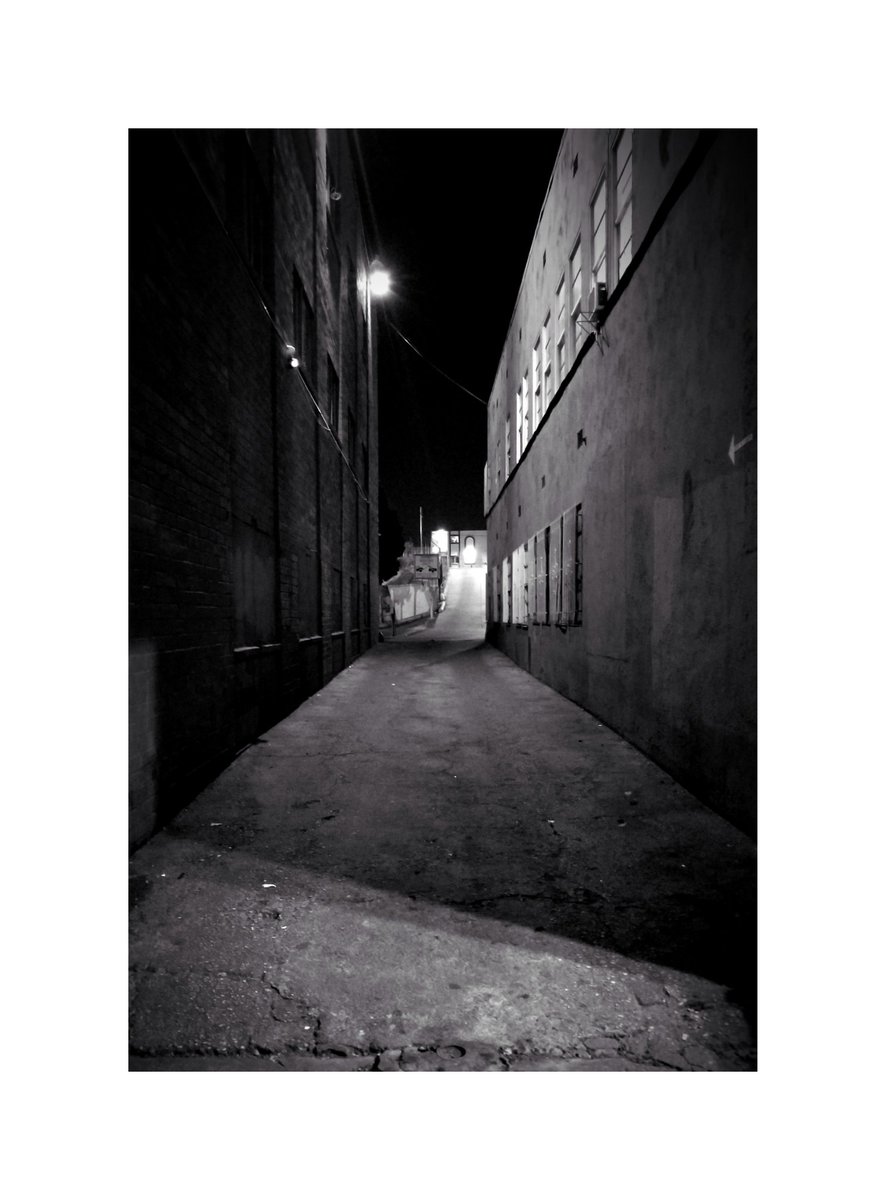One_LastWish's tweet photo. Meet me under the light
#vintagehuman #landoflā 
#streetphotography 
#mobilephotography 
#Monochrome 
#blackandwhitephoto 
#samsung_s8plus
#Lost_Angeles https://t.co/5oIAq6EHt7