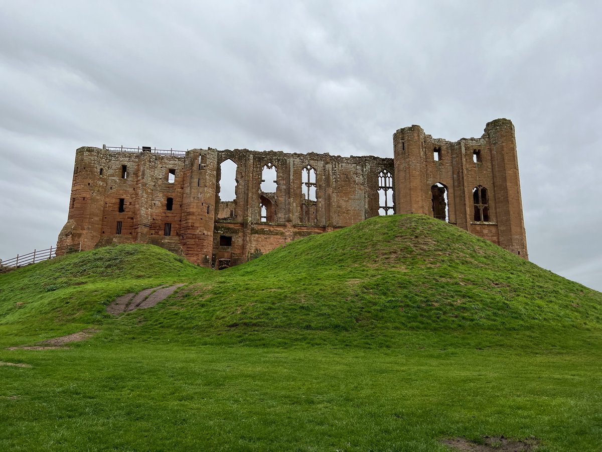 DogWalksNearMe's tweet photo. A dog friendly visit to Kenilworth Castle @EHKenilworth . Well-worth a visit, with the site being fully dog-friendly. 

Read more on our blog: https://t.co/KUpAXBjvzg

#DogWalksNearMe #KenilworthCastle #Kenilworth @EnglishHeritage https://t.co/DqJC33sLyO