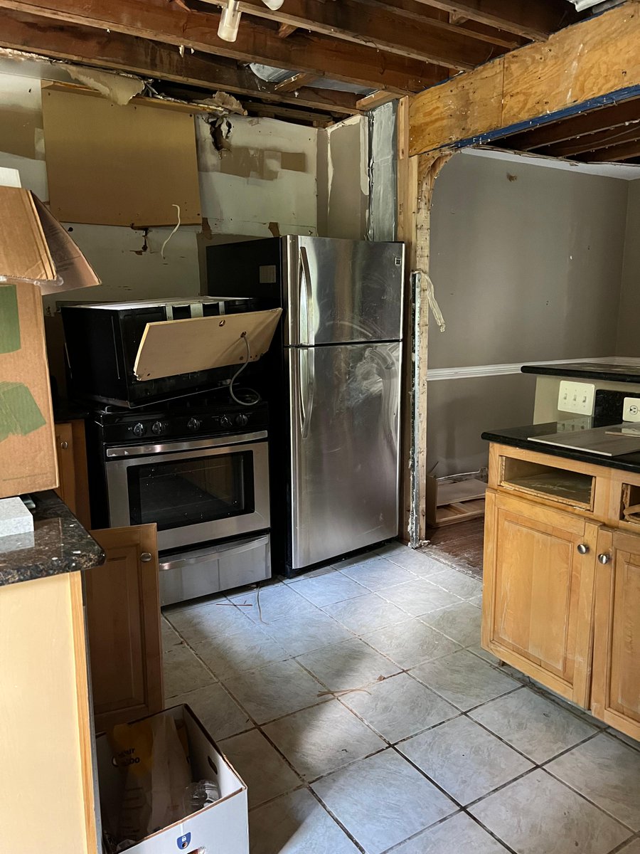 FBrenovations's tweet photo. The difference is crystal clear. As we near the final stages of this kitchen renovation, I wanted to share with you the final results. Overall I am proud of our team, and happy of these beautiful results.
#renovation #remodel #interior #contractor #kitchen #firebellyeffect https://t.co/jEwT5ORZcq