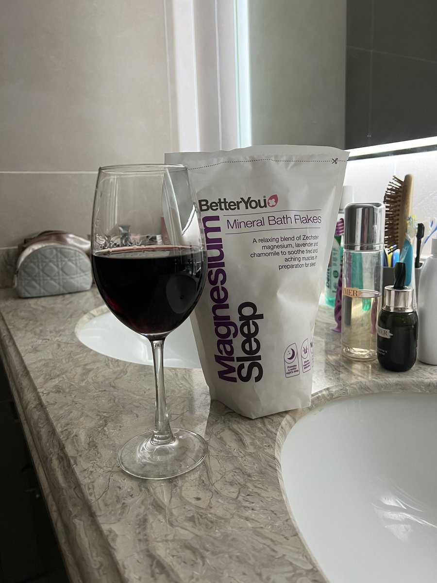urangoo0405's tweet photo. Сайхан минералтай баннд хэвтээд, хундага #LaBaume Merlot 
Миний баасан гаригаа гэж… https://t.co/YxBvDtGsGz