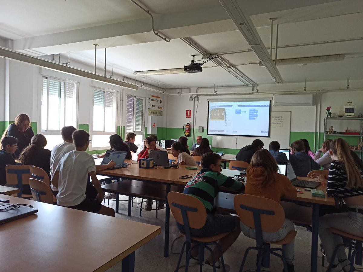 IESAcebuche's tweet photo. #Proa+ #Transformate #TrabajoCooperativo
#CodeWeek @CodeWeekEU #codigo #programacion
Semana del código en el IES Acebuche https://t.co/9MXjZx9ruj