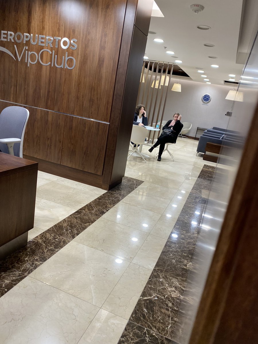 desdeinframundo's tweet image. Mira! Hoy Ezeiza. En el VIP Ahí está ella… responsable de las Vacunas que no tuvo mi padrastro y murió. Carla Vizzotti… me ayudan a retweet?  Yo lo hago por Rubén 
Ustedes?