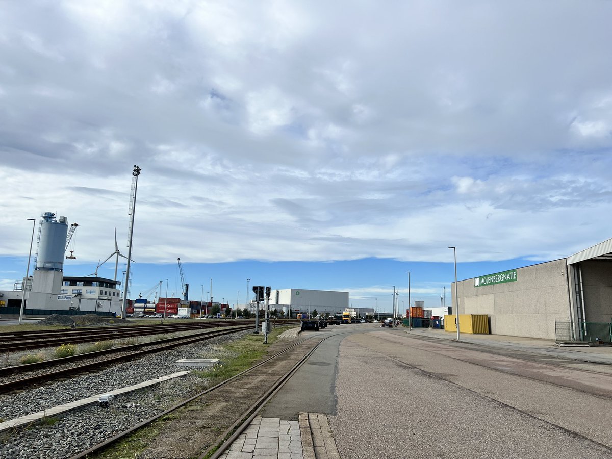 StudyBrewing's tweet image. Visited the waterfront shipping area of Antwerp. Home to the largest coffee warehouses in the world, I’m hoping to arrange a future visit and lecture for my Food Studies students.  Once back in the central part of Antwerp, had a beer at Oud Arsenaal, while the sun shone.