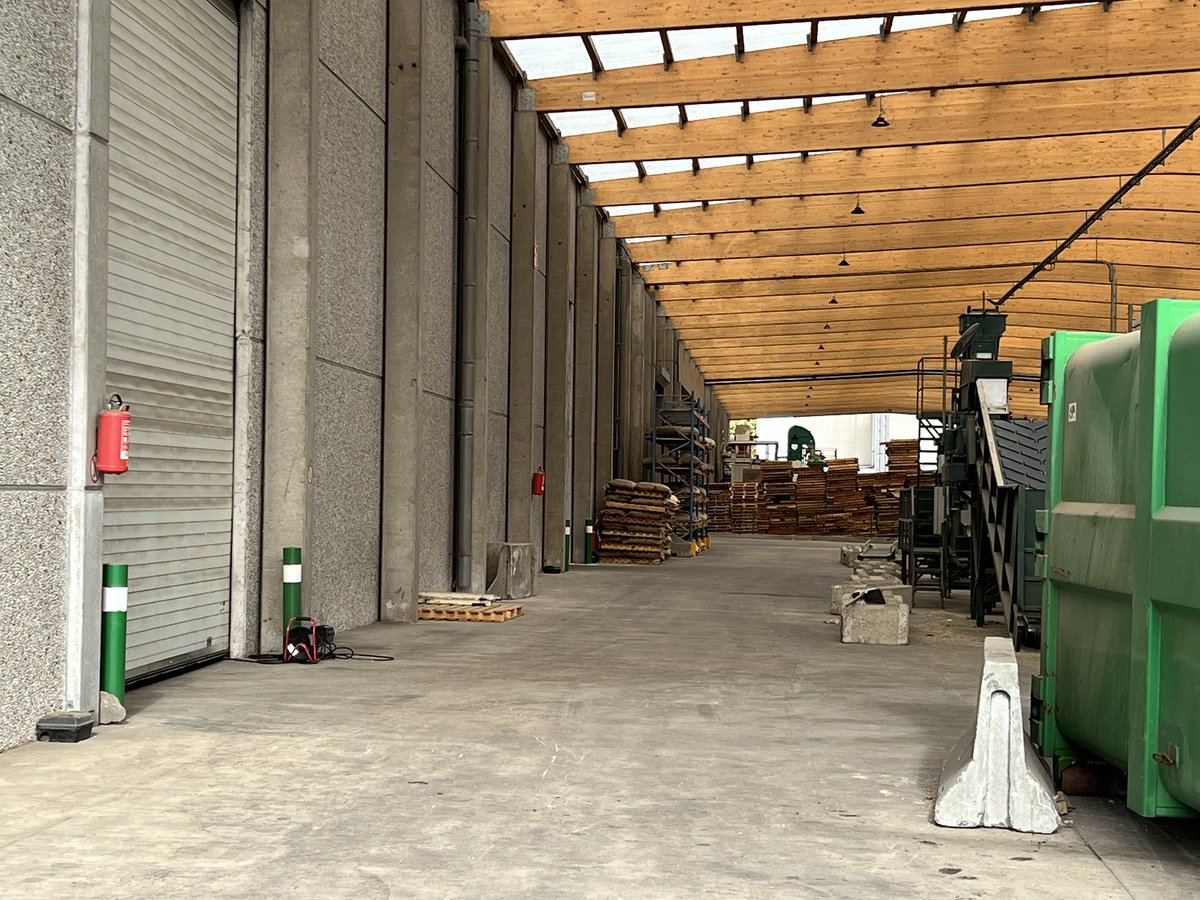 StudyBrewing's tweet image. Visited the waterfront shipping area of Antwerp. Home to the largest coffee warehouses in the world, I’m hoping to arrange a future visit and lecture for my Food Studies students.  Once back in the central part of Antwerp, had a beer at Oud Arsenaal, while the sun shone.