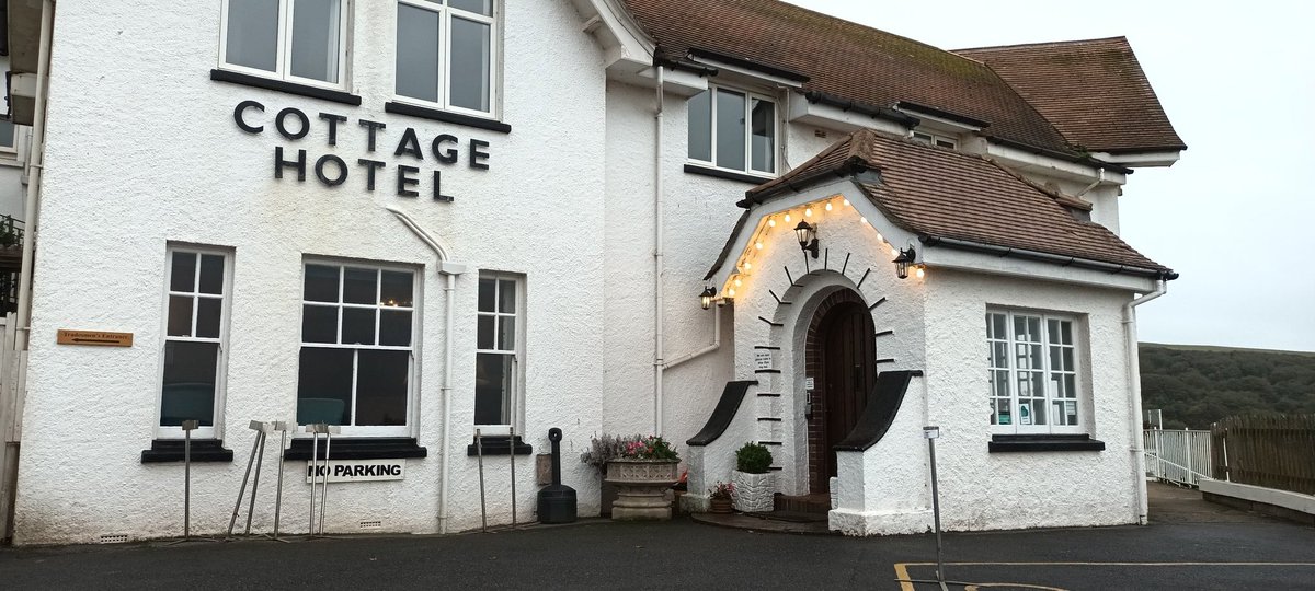 TheBusinessPub1's tweet photo. Had a lovely lunch at @CottageHotel1 Hope Cove Devon. Watching the waves batter the Breakwater...off now to have full Aromatherapy Massage. Have a great weekend 😀 https://t.co/C2iLivMVll